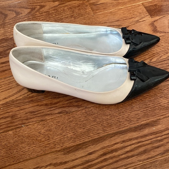 Tahari pontes toe, two-tone beige and black low-heel pump - Picture 2 of 4